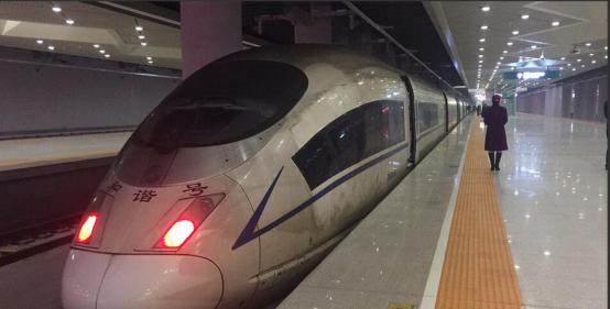  穿越霧霾區(qū)的高鐵，塵埃布滿整個(gè)車身