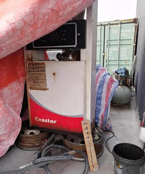 2018年11月1日，中央第三生態(tài)環(huán)境保護(hù)督察組進(jìn)駐山東省開展&ldquo;回頭看&rdquo;。通過對相關(guān)部門走訪問詢，并抽查有關(guān)企業(yè)，發(fā)現(xiàn)山東省物流運輸企業(yè)違規(guī)使用普通柴油或其他高硫分燃油問題依然十分突出，柴油貨車尾氣污染嚴(yán)重。  一、基本情況  《大氣污染防治法》明確，禁止向汽車和摩托車銷售普通柴油以及其他非機(jī)動車用燃料。第一輪中央環(huán)保督察反饋指出，山東省以普通柴油替代車用柴油的情況較多，濱州等地市大量物流運輸企業(yè)違規(guī)使用普通柴油，尾氣污染問題突出。  為此，山東省整改方案要求，杜絕違規(guī)使用普通柴油的情況，并明確由原省工商局負(fù)責(zé)部署推進(jìn)相應(yīng)整改工作。原省工商局于2018年8月1日上報山東省環(huán)境保護(hù)督察反饋意見整改工作領(lǐng)導(dǎo)小組，聲稱該問題完成整改并銷號。  二、主要問題  督察發(fā)現(xiàn)，原山東省工商局作為整改責(zé)任主體沒有認(rèn)真履行整改職責(zé)，未就整改工作進(jìn)行部署推進(jìn)，整改任務(wù)目標(biāo)完全落空，全省物流運輸企業(yè)違規(guī)使用普通柴油或高硫分燃油問題依然普遍存在。  （一）違規(guī)售油無人管。督察組抽查3個地市的4家煉化公司，發(fā)現(xiàn)這些煉化公司違規(guī)大量向物流運輸企業(yè)銷售普通柴油或其他高硫分燃油，導(dǎo)致這些柴油大量替代車用柴油使用，污染嚴(yán)重。2018年，東營齊潤化工有限公司將3萬余噸硫含量近2000mg/kg的常壓柴油售給物流運輸企業(yè)和加油站，墾利石化有限公司也將3萬余噸硫含量2000-3000mg/kg的燃油售給相關(guān)物流運輸企業(yè)和加油站，硫含量最高超標(biāo)約300倍。2017年中央環(huán)保督察以來，山東匯豐石化集團(tuán)有限公司將近40萬噸普通柴油銷往多家物流運輸企業(yè)，濰坊市昌邑石化有限公司將5萬余噸國Ⅳ和國Ⅴ的普通柴油售給物流運輸企業(yè)?，F(xiàn)場抽查發(fā)現(xiàn)，物流運輸企業(yè)多數(shù)在自身停車場內(nèi)私自安裝加油裝置，將所購違規(guī)油品自用，昌邑市盛宏物流有限公司甚至違法轉(zhuǎn)售其他社會車輛。   圖1 昌邑市盛宏物流有限公司在停車場內(nèi)私設(shè)加油裝置  （二）督察整改做樣子。原省工商局作為督察整改的責(zé)任主體，接受任務(wù)時服從安排，實際整改時做做樣子。督察反饋明確指出問題主要是煉化公司違法向物流運輸企業(yè)銷售普通柴油替代車用柴油使用，導(dǎo)致汽車尾氣污染。但原省工商局等部門整改時僅部署對加油站和成品油倉儲批發(fā)企業(yè)的檢查，沒有將煉化公司到物流運輸企業(yè)的黑色鏈條作為查處對象。整改工作指東打西，真正問題沒有觸及。另外，整改方案明確的目標(biāo)是&ldquo;強(qiáng)化日常監(jiān)督管理，杜絕違規(guī)使用普通柴油&rdquo;；但原省工商局擅自在銷號材料中將目標(biāo)改為&ldquo;針對加油站開展專項整治行動&rdquo;，以此蒙混過關(guān)，虛假銷號。   圖2 原省工商局在銷號確認(rèn)表上弄虛作假  （三）執(zhí)法監(jiān)管走過場。2017年以來，山東省各市共打擊取締非法加油點近2000家，但僅對涉案物流運輸企業(yè)進(jìn)行了處罰，未能以此為線索追根溯源，對源頭煉化公司違規(guī)售油問題進(jìn)行查處，煉化企業(yè)到物流運輸企業(yè)的黑色鏈條始終未被斬斷。  一些煉化企業(yè)長期游離于監(jiān)管之外，缺乏對法律的敬畏。2018年8月，生態(tài)環(huán)境部調(diào)研發(fā)現(xiàn)中國化工集團(tuán)山東昌邑石化有限公司涉嫌違法生產(chǎn)銷售國Ⅳ普通柴油，但在進(jìn)一步調(diào)查時，企業(yè)拒絕配合，不提供相關(guān)臺賬，并臨時編造相關(guān)記錄。&ldquo;回頭看&rdquo;進(jìn)駐后，督察組再次現(xiàn)場檢查，要求企業(yè)提供儲運臺賬，企業(yè)依然拒絕提供，并繼續(xù)編造謊言，提供虛假材料，性質(zhì)十分惡劣。  對此，濰坊市查處不嚴(yán)不實，甚至試圖蒙混過關(guān)。在督察組兩次督導(dǎo)后，查處工作依然走過場，在未調(diào)度企業(yè)生產(chǎn)記錄和儲運臺賬等關(guān)鍵證據(jù)的情況下，即采信企業(yè)說法，甚至未調(diào)閱生產(chǎn)記錄就作出該企業(yè)2018年未生產(chǎn)銷售國Ⅳ普通柴油的結(jié)論。直到督察組再次督導(dǎo)、進(jìn)一步明確要求后才加大查處力度，發(fā)現(xiàn)該企業(yè)2018年實際以燃料油名義違規(guī)銷售國Ⅳ普通柴油4萬多噸。  三、原因分析  原山東省工商局不在整改落實中下功夫，反而在整改銷號上動腦筋，表面整改，虛假整改問題突出。  山東省有關(guān)地市不敢動真碰硬，對違法銷售不合格油品的黑色鏈條整治不力，未能對油品來源追根溯源，未對煉化企業(yè)的違法行為依法查處。